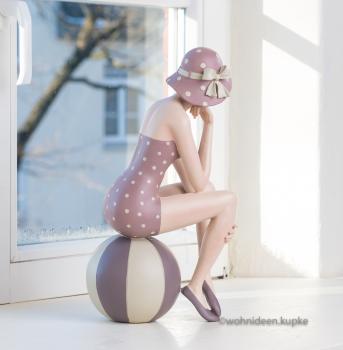 50er Jahre XXL Badefigur Elisa mit Ball in violettem Strandoutfit (Größe 38 cm)